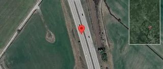 Trafiken påverkas av stillastående personbil på E4 - stopp i ett körfält
