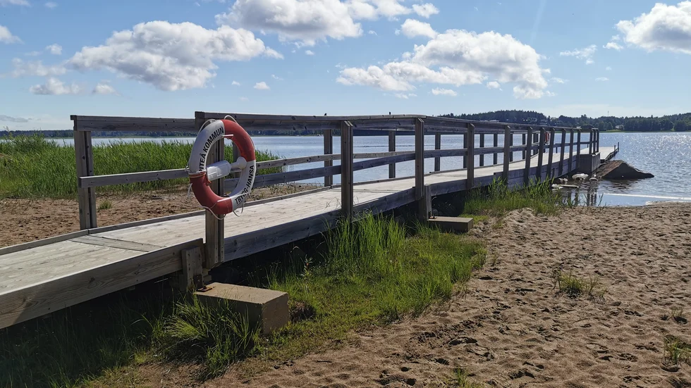 Midsommarafton verkar få en växlande molninghet, med sol på morgonen/förmiddagen och kvällen, men molnigt väder under dagen. Temperaturen kommer växla mellan 11 och 19 grader, enligt SMHI. 