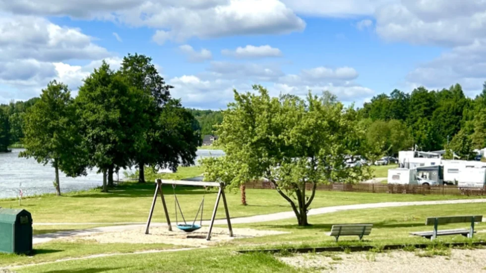 Under varma sommardagar är det många som spenderar tid vid stranden. Nu kan Katrineholm- och Vingåkersbor njuta av sommarvärmen som kan nå upp mot 30 grader. 