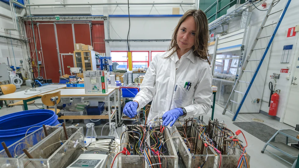 Jurate Kumpiene, projektledare vid Luleå tekniska universitet, hoppas kunna lösa gåtan med att bryta ner PFAS som rinner genom jorden ner i grundvattnet. Här i labbet försöker de göra det med hjälp av el.