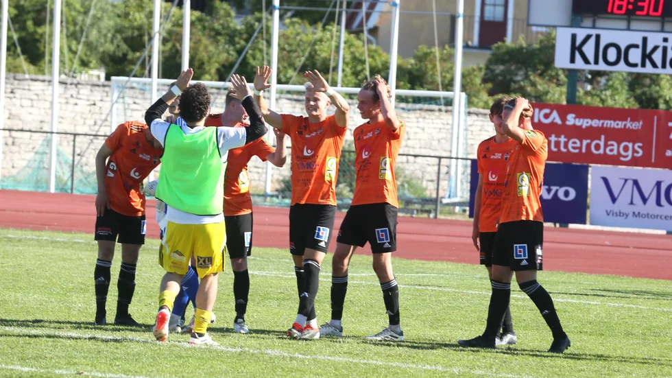 FC Gute firar tisdagens seger. 