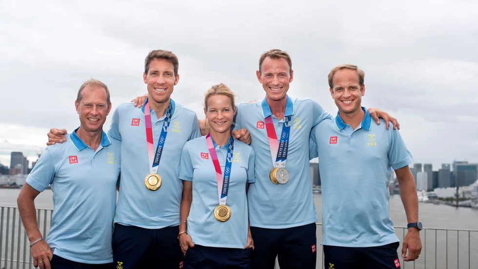 Guldaget från OS i Tokyo, Rolf-Göran Bengtsson (reserv), Henrik von Eckermann, Malin Baryard Johnsson, Peder Fredricson och förbundskapten Henrik Ankarcrona. Arkivbild.