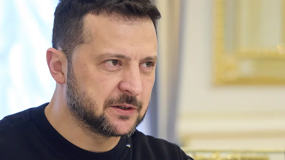 Ukrainas president Volodymyr Zelenskyj ställer in alla planerade utlandsresor i närtid.
