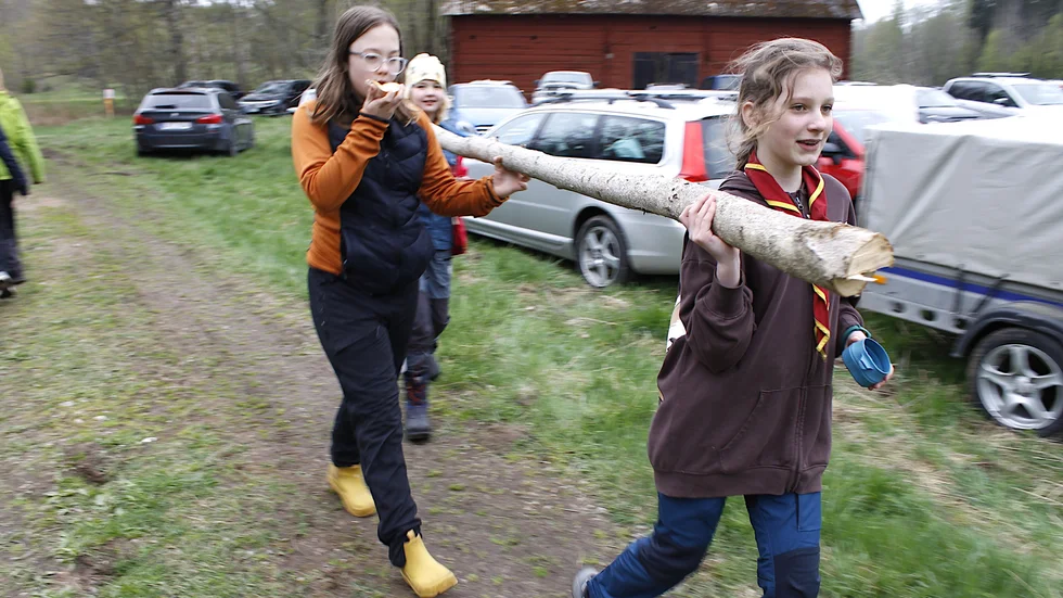 Scoutläger i Järskalleby. Sofia Årstrand, Elly Moborg Bernicu och Maria Sagebrand hjälper till med bygget.