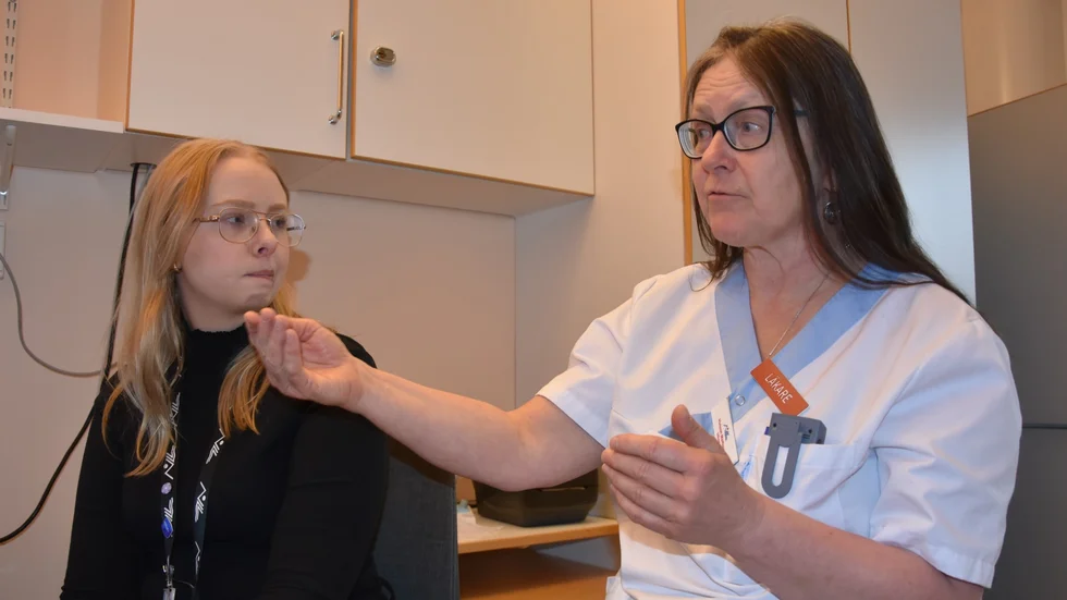 Chefssekreterare Emma Petersson och specialistläkare Viviann Mattsson konstaterar att antalet vaccinationer mot livmoderhalscancer har minskat drastiskt under våren. "Det beror på att vi har ont om personal, men också på att intresset bland kvinnor i målgruppen gått ned. Vi har skickat ut information, men många verkar tveka inför möjligheten att skaffa sig ett extra skydd", säger Viviann Mattsson. 