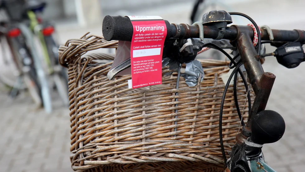 Dessa röda lappar syns på ett flertal cyklar runtom i Visby. 