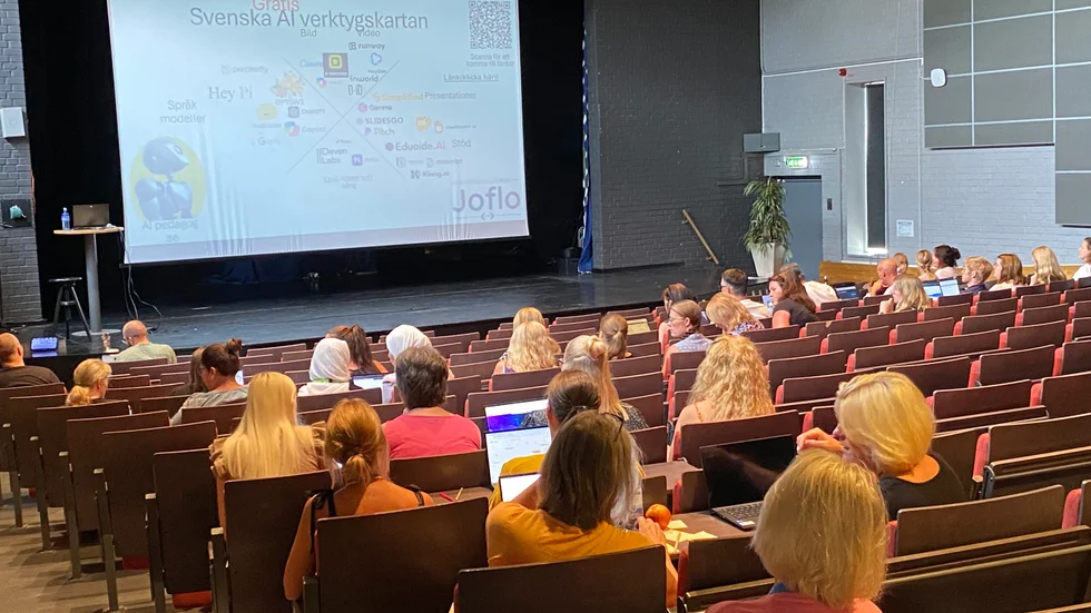 Lärarna i Flens kommun AI-utbildades inför terminsstart. Här får Stenhammarskolan i Flens personal lära sig om hur de och eleverna kan använda AI på rätt sätt.