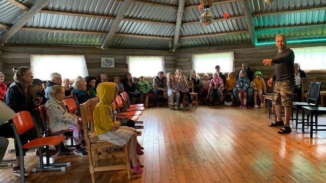 Samling i den stora salen där det avhölls lekar, sång och dans och allehanda andra aktiviteter.