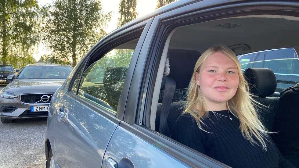 Amanda Enger, 23 har varit på bingot flera gånger i sommar. Totalt har vinsterna landat över 10 000 kronor. "Det är trevligt att sitta och se människor", säger hon.