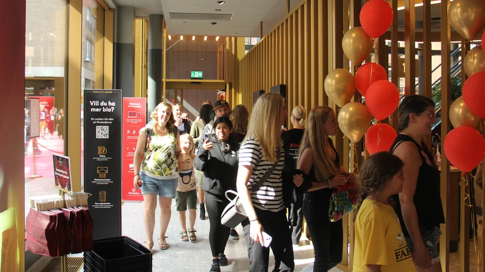 Många spända Uppsalabor köade utanför Filmstaden Luxe för att vara med om invigningen den 23 juli.