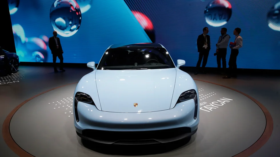 En av Porsches elbilsmodeller visas upp på bilmässan i Los Angeles. Arkivbild.