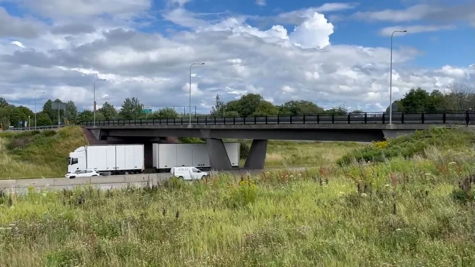 Här, vid bron över E4 nära Fiskeby, inträffade stenkastningen förra torsdagen.