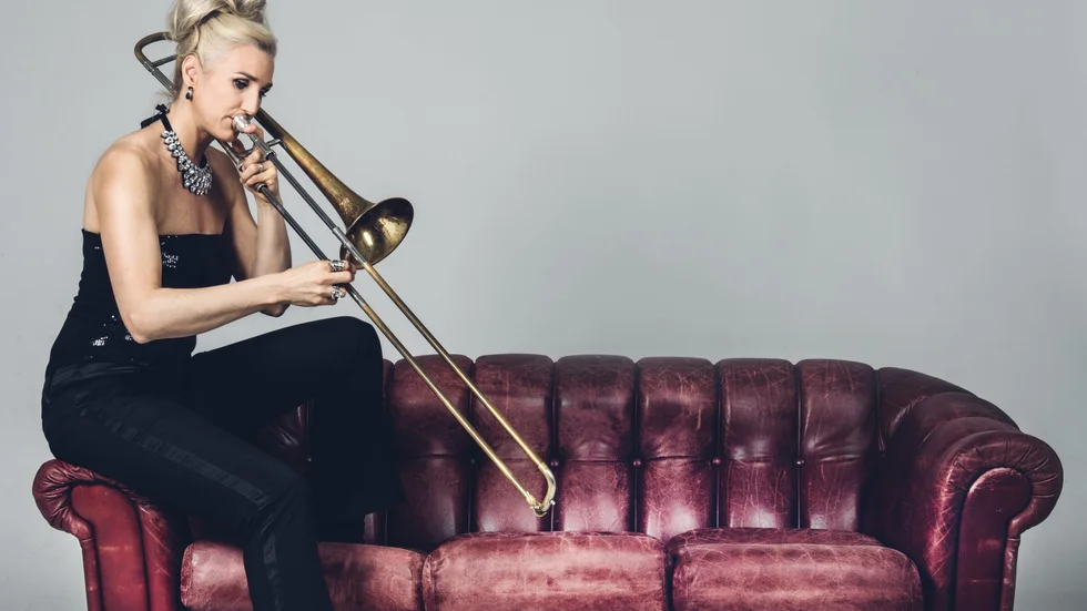 Karin Hammar spelar på Brazzfestivalen i Kulturens hus på lördag under en egen programpunkt tillsammans med sitt band som består av Danilo Andrade, Rubem Farias, Isidor Abdelkader och Robert Mehmeht Ikiz. Andra som uppträder under kvällen är Allegro Big Band, Norrbotten Big Band och Kristian Persson med Nine Sparks Riots, Süperstar Orkestar och Salsa Coruno del Norte. På söndagen är det Storbandsfrossa med ytterligare progeam.