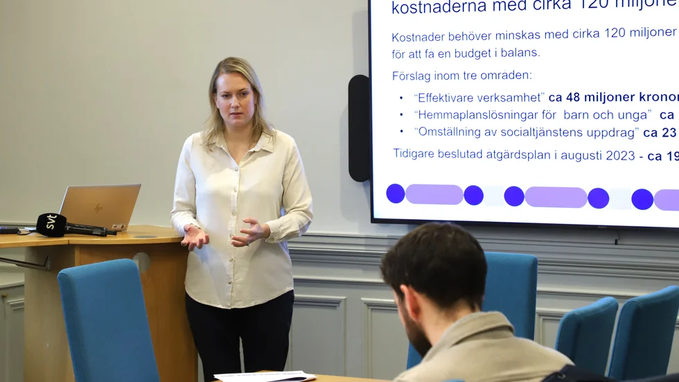 Kommunen klarar inte av de lagstadgade verksamheterna fullt ut, därför måste de öppna verksamheterna Lotsen och Re-Aktiva läggas ned. Det säger social- och omsorgsnämndens ordförande Annika Krutzén (M).
