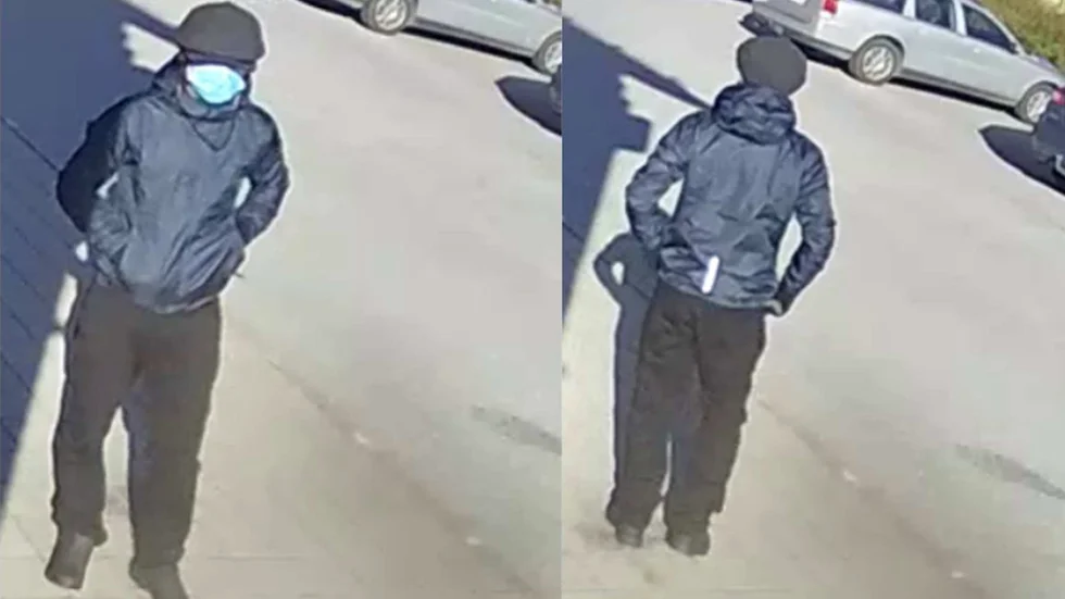 Bild från polisens förundersökning. Den misstänkte mannen fångades på bild när han ska ha hämtat ut kontanter vid en bankomat i Uppsala. 