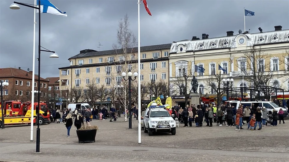 Räddningstjänst, polis, ambulans och bärgningskåren var några verksamheter som fanns på plats på torget i Motala under lördagen.