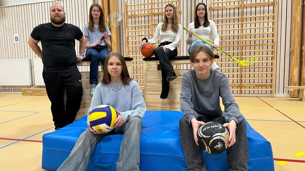 Stående från vänster: Lärare Johan Franzén, Emma Holmqvist, Meja Geiborg och Leila Karlsson. Sittande: Ebba Enterlid och Arvid Johansson.