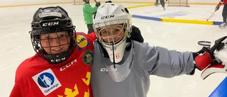 BILDEXTRA: Hockeyskola i sommarvärmen: "Roligt att vara på isen"