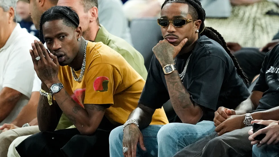 Rapparen Travis Scott (tv) tillsammans med artistkollegan Quavo satt i publiken för semifinalen i basket mellan USA och Serbien under under olympiska spelen i Paris. Några timmar senare greps Scott för slagsmål på ett hotell.