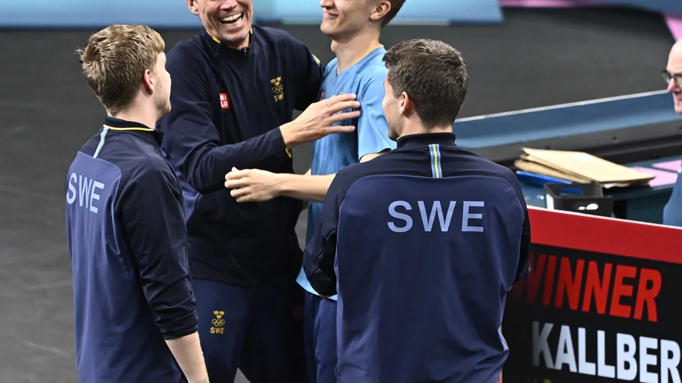 Jörgen Persson, tvåa från vänster, skrattade gott efter Sveriges seger i OS-semifinalen mot Japan.