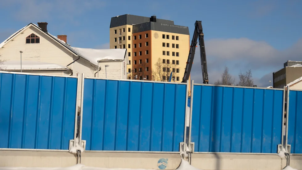 Staten måste ta ett större helhetsansvar för arbetsvillkoren, de viktiga samhällsfunktionerna, välfärdstjänsterna och infrastrukturen. Det ansvaret kan inte så ensidigt som idag läggas på de berörda kommunerna.