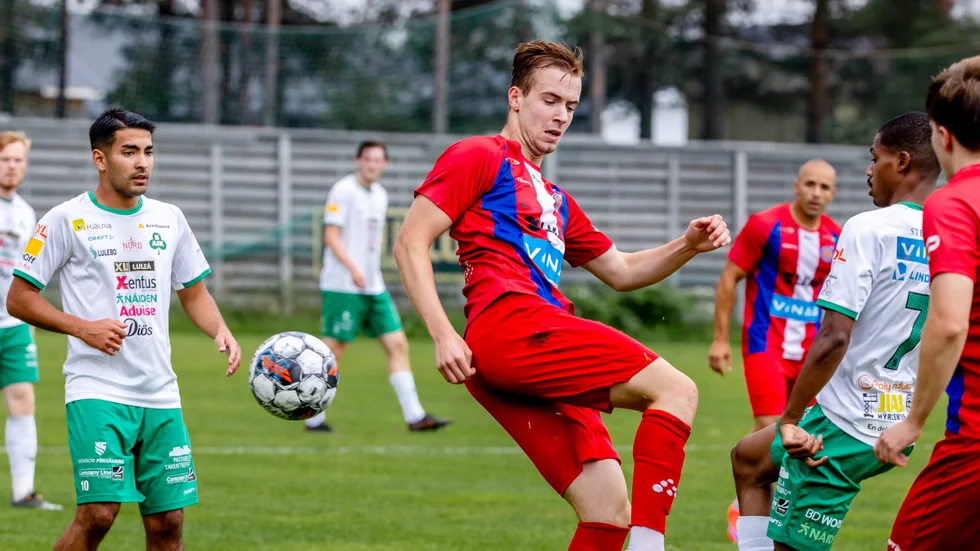 Kiruna FF:s Luka Mihajlovic låg bakom samtliga tre mål för FF i segermatchen mot Älgarna. Bilden hämtad från en tidigare match mot Baik.