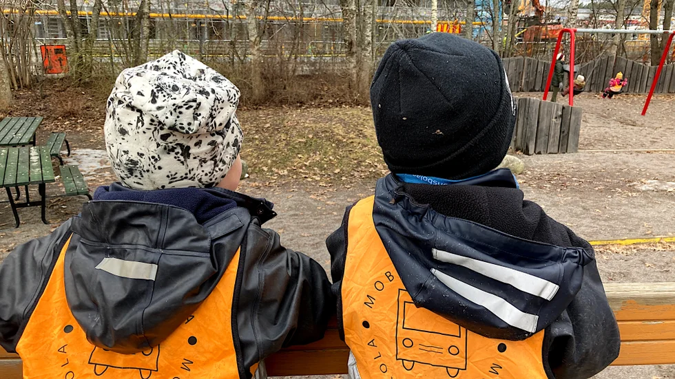 Mobila förskolan Kåsan leker i Öriket. Med förskolebussen kan de ta sig till väldigt många olika lekparker.