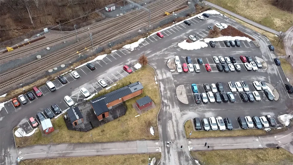 Parkeringen Platens häst blev öde när parkeringsavgift om sex kronor i timmen infördes. Sedan kommunen gjorde justeringen att även införa månadsbetalning för 300 kronor har antalet parkerade bilar ökat markant. 