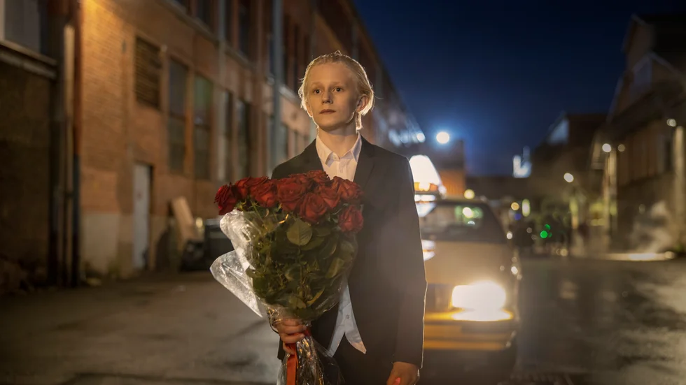 Sune försöker att vinna tillbaka kärleken Sophie i "Sune – Uppdrag: Midsommar". Pressbild.
