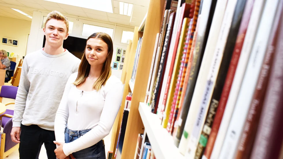 John Viklund och Moa Löfbom har båda uppdaterat Wikipedia med norra Sveriges historia. För sitt arbete har Moa Löfbom tilldelats det lokalhistoriska ungdomsstipendiet som delas ut av Folkrörelsearkivet i Västerbotten, Företagsarkivet i Westerbotten och Skellefteå museum. 