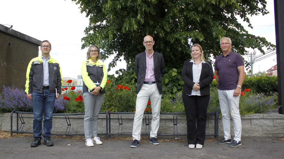 Patrik Lilja och Rosemary Andersson, projektledare respektive platschef på Volvo manufacturing, kommunchef Håkan Bergsten, kommunalråd Ann-Charlotte Munter (S) och näringslivschef Mikael Larsson.