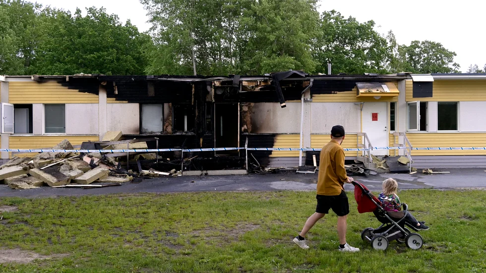 Brand i Skarpatorpsskolan i Skarpnäck. Edin Nahlin med sönerna Bobbo och Sune passerar skolan. Sonen Bobbo går i skolan och hade tidigare klassrummet som brann.
