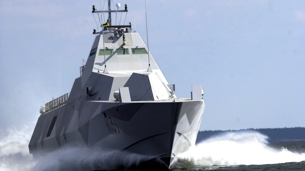 Försvarets korvett Visby ser ut så här. Jimmie Adamsson, kapten och kommunikatör på Försvarsmakten, menar att man behöver kunna öva dygnet runt, året runt, men att det berörda området nu ska utvärderas för att se om det ska märkas ut som "svallkänsligt" och därmed leda till sänkt fart i framtiden.