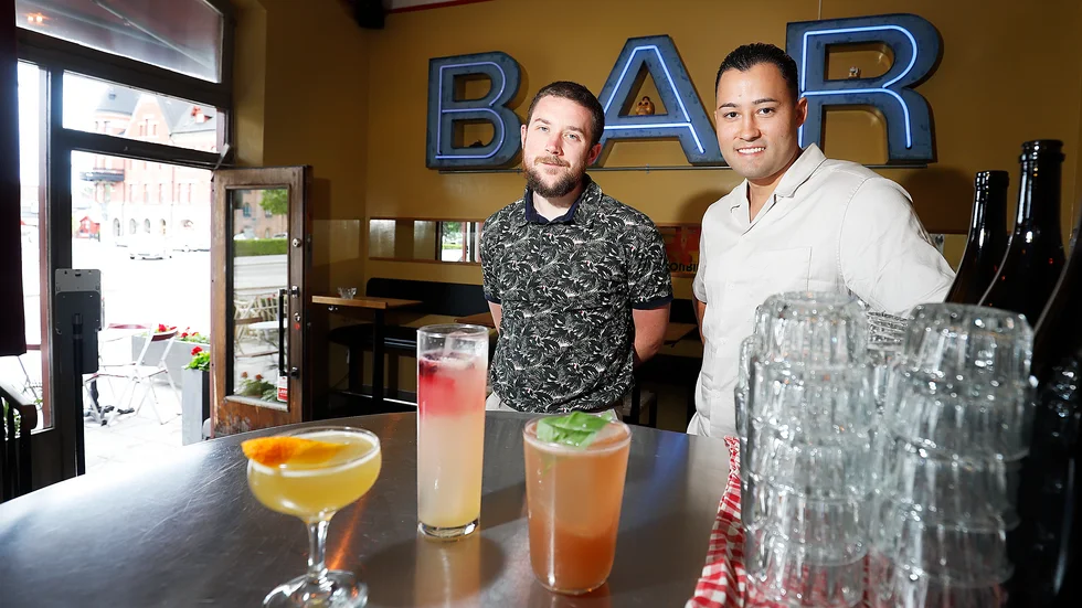 Jack Leis och Christopher Pezoa på cocktailbaren Nabo i Eskilstuna slår ett slag för sommardrinken.