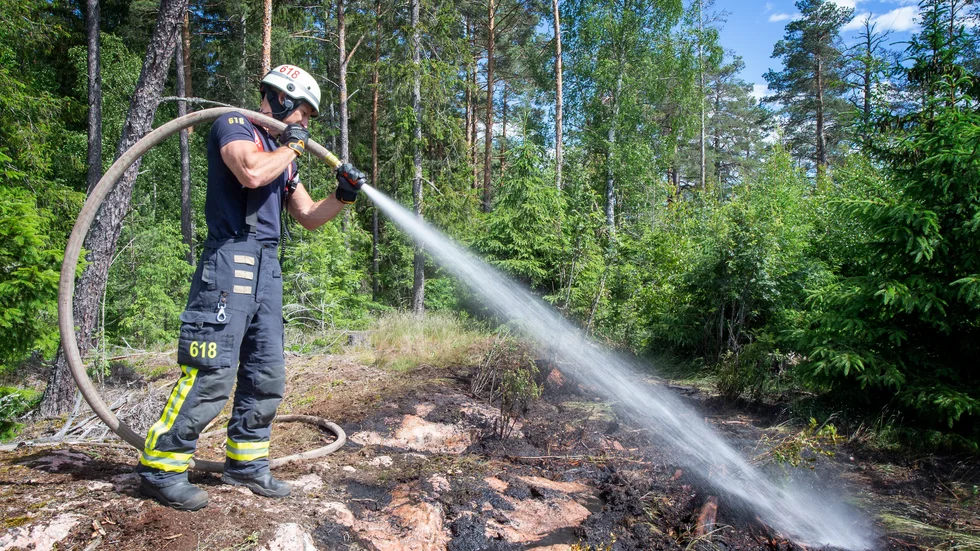 Mark vid dammgruvan i Nyköping fattade eld under tisdagen. Mattias Almerius på Sörmlandskustens räddningstjänst är på plats för att släcka elden.