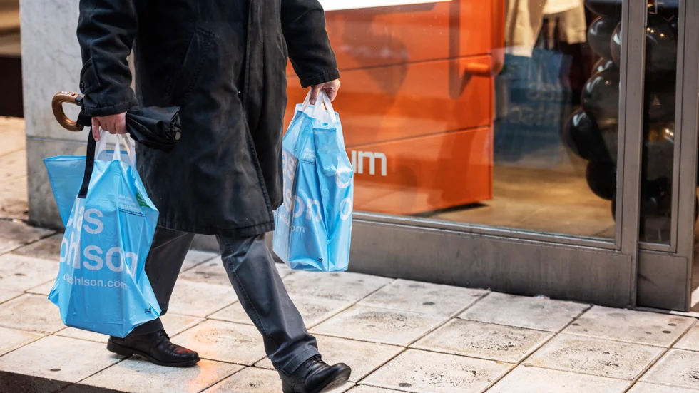 Intäkterna till staten från miljöskatter minskade i fjol. Då infördes bland annat skatt på plastpåsar. Arkivbild.