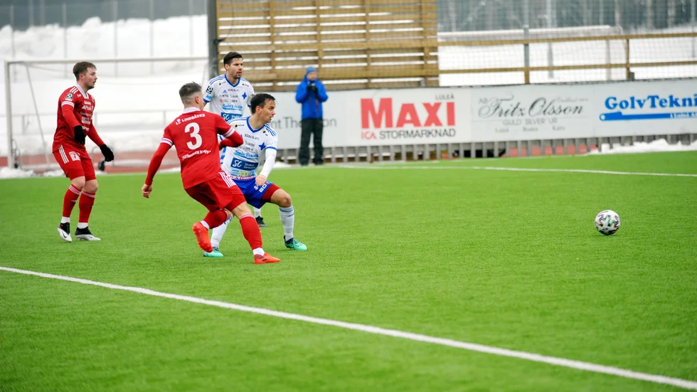 Derbymatcherna i fotboll mellan IFK Luleå och Piteå IF är bara sentida uttryck för den rivalitet mellan städerna som i olika former pågått i nästan 400 år.