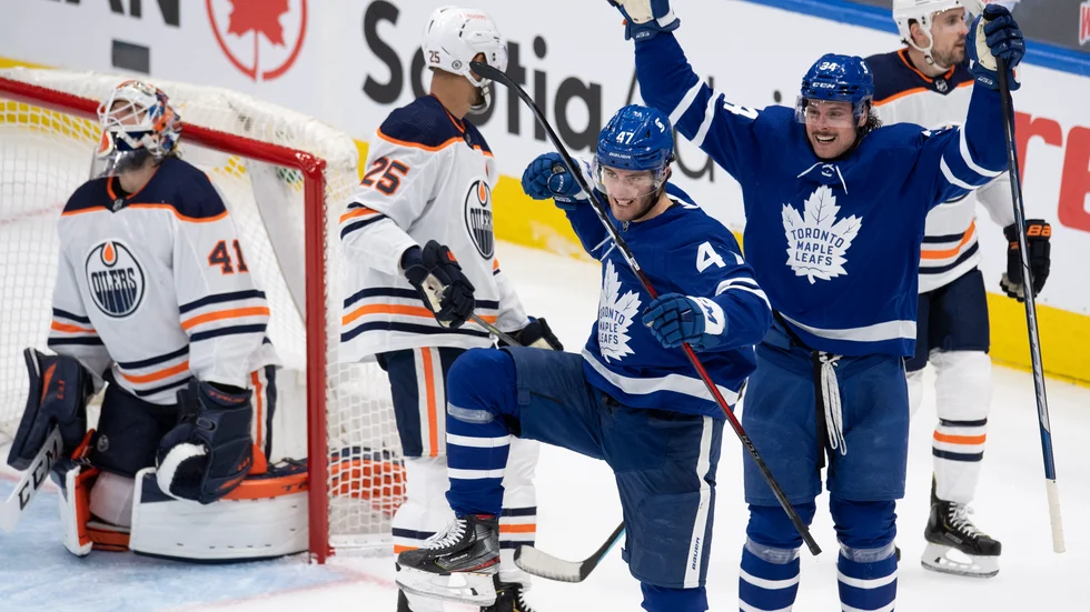 Torontos Pierre Engvall firar sitt 1–0-mål mot Edmonton och lagkamraten Auston Matthews jublar bakom honom.