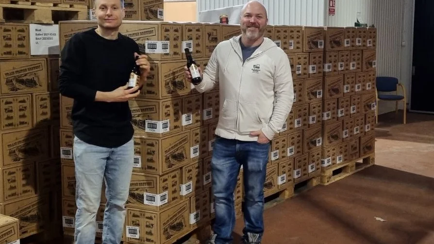 Bryggerieägarna Simon Vikström och Colin Nordström framför de första pallarna med ölet Dark side barley wine som producerats specifikt för den finländska marknaden.