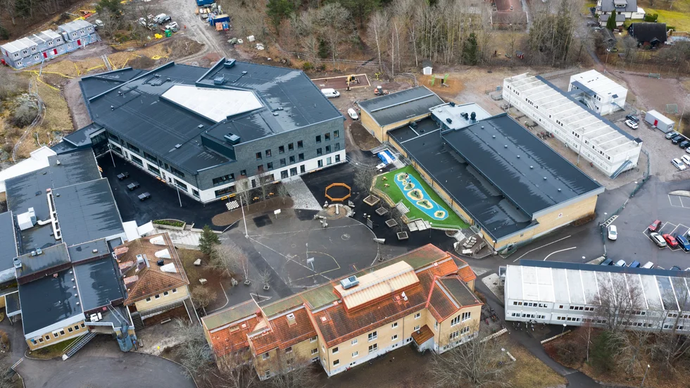 Råsslaskolan i Krokek har fått ett klusterutbrott av covid-19 och måste tillfälligt ställa om till distansundervisning i årskurs fem.