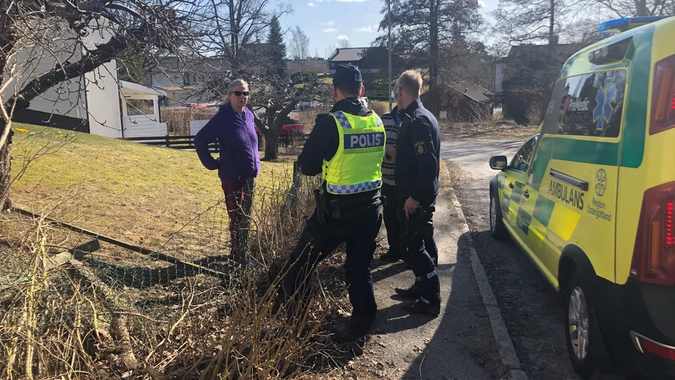 En personbil körde in i en trädgård på Alvägen i Finspång. Här samtalar ägaren av den aktuella tomten, Barbro Hasselgren, med polisen och grannen Per-Olof Hultin.