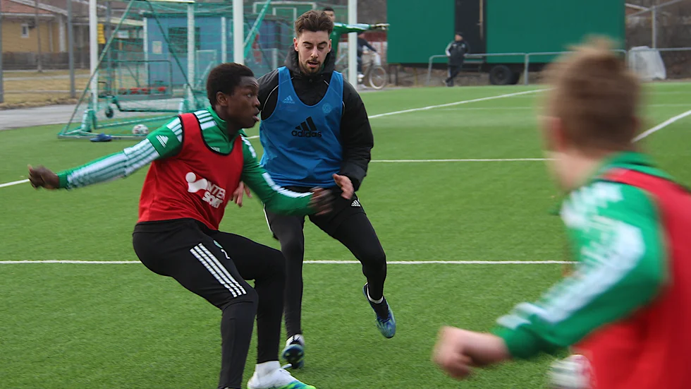 Geroud Hassane Djotodia i en kamp mot Carl Siljander på en ESK-träning i våras. Nu har Geroud lånats ut till Fanna och gjorde mål direkt, men laget föll tungt.
