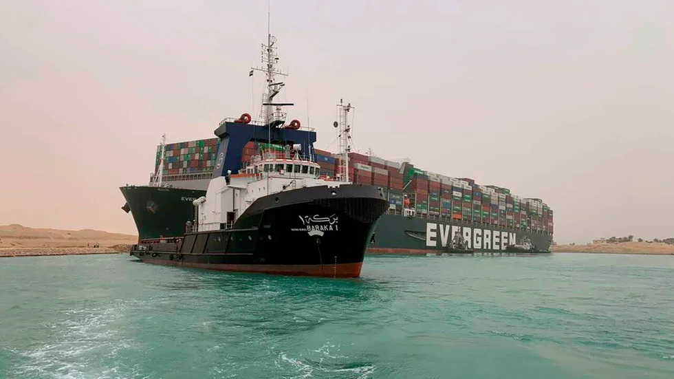 När containerfartyget Ever Given gick på grund i Suez-kanalen påverkade det hela världsekonomin. När en programmerare på Crowdstrike hade en dålig dag så kraschade Windows världen över. Världsekonomin gör oss alltför sårbara. (Arkivbild)