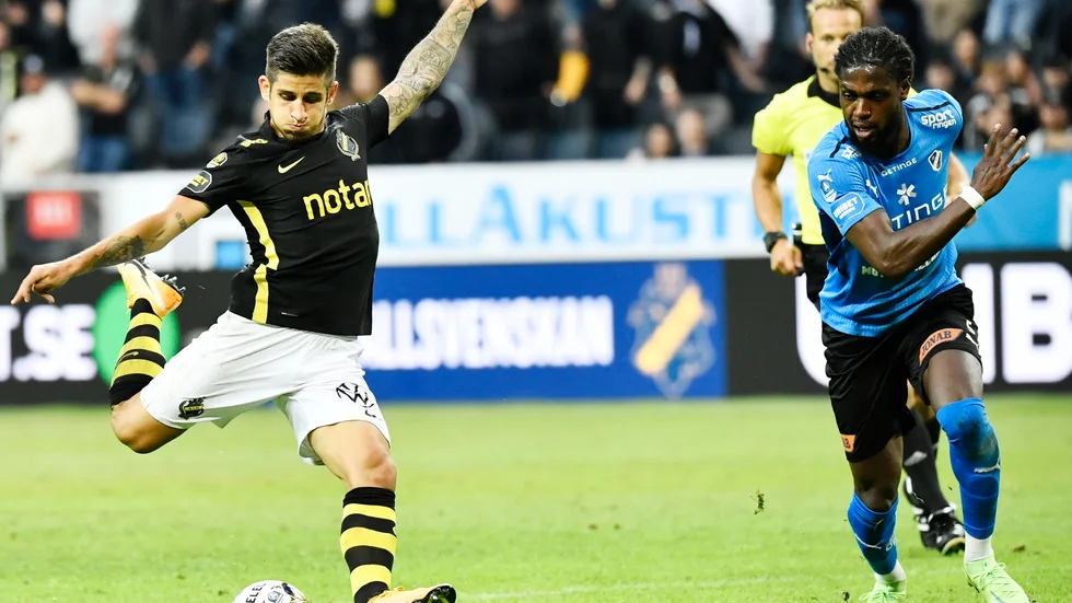 AIKs Nicolas Stefanelli mot Halmstads Joseph Baffoe under måndagens fotbollsmatch i allsvenskan mellan AIK och Halmstad på Friends Arena.
