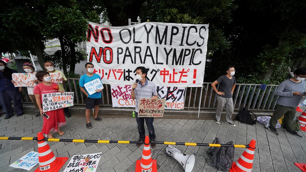 Tokyobor protesterar mot att OS går av stapeln i Japan samtidigt som smittspridningen ökar i landet. Bild från 2 augusti.