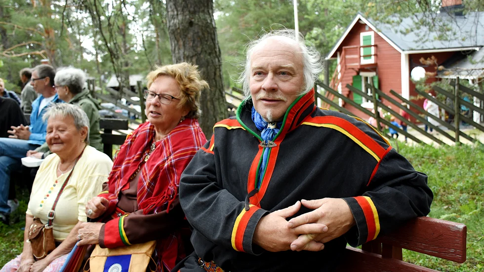 Matti Blind Berg, ordförande i SSR, Svenska samernas riksförbund, följer debatten om Renmarkskommiténs utredning. 