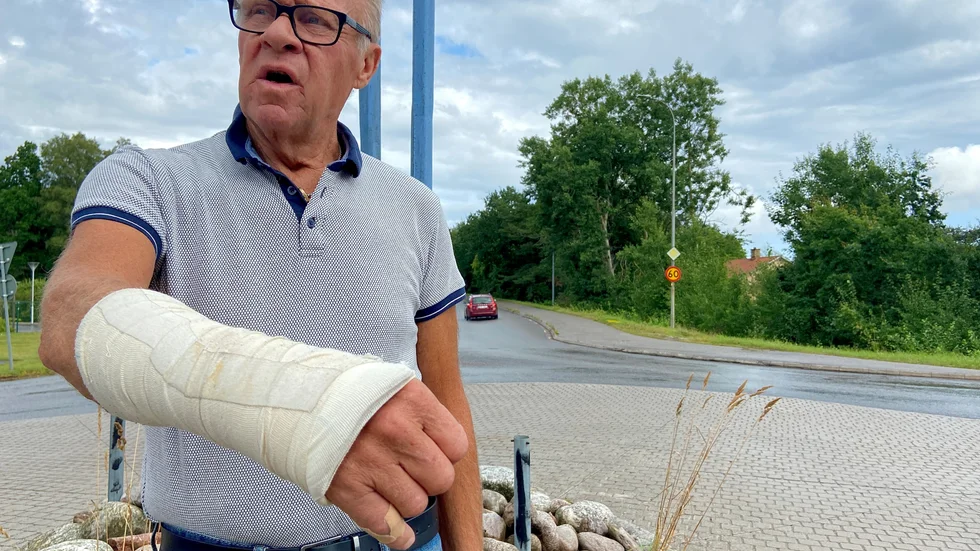 Oxelösundaren Micael Söderström blev påkörd bakifrån när han cyklade genom rondellen på Sundavägen. Den vana träningscyklisten vittnar om att bilister ofta kör nära cyklister när de vill göra omkörningar.