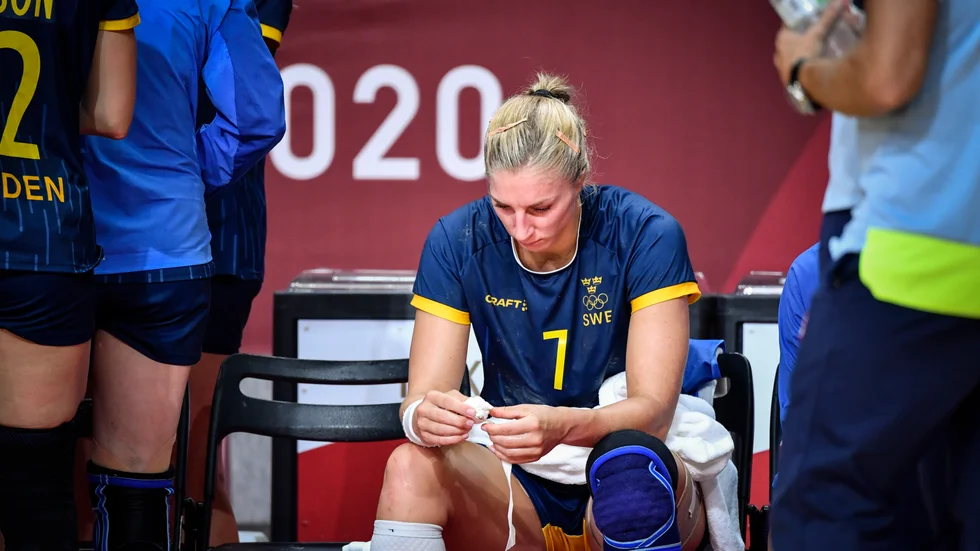 Linn Blohm deppar efter förlusten mot Frankrike. Hon åkte på tre utvisningar och fick därmed rött kort.