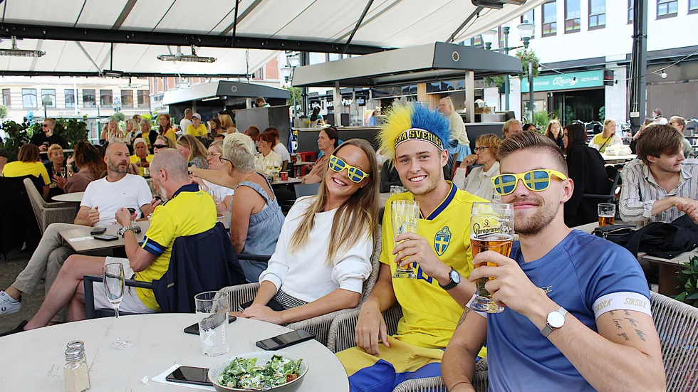 Alice Fransson, Filip Åbergh och Anton Rylander firar att Sverige tog sig till final i OS-fotbollen. Trion höll förstås tummarna för ett svenskt guld.
