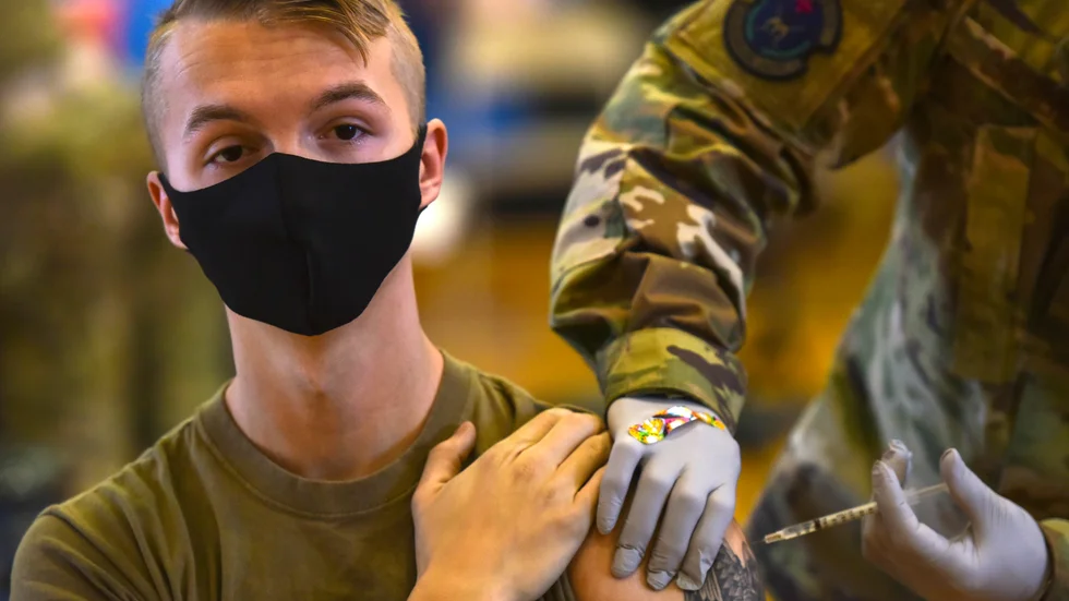 En amerikansk soldat vaccineras på militärbasen Pearl Harbor-Hickam på Honolulu i delstaten Hawaii. Arkivbild.